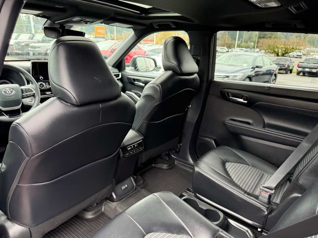 2025 Toyota Highlander XSE - Image 32