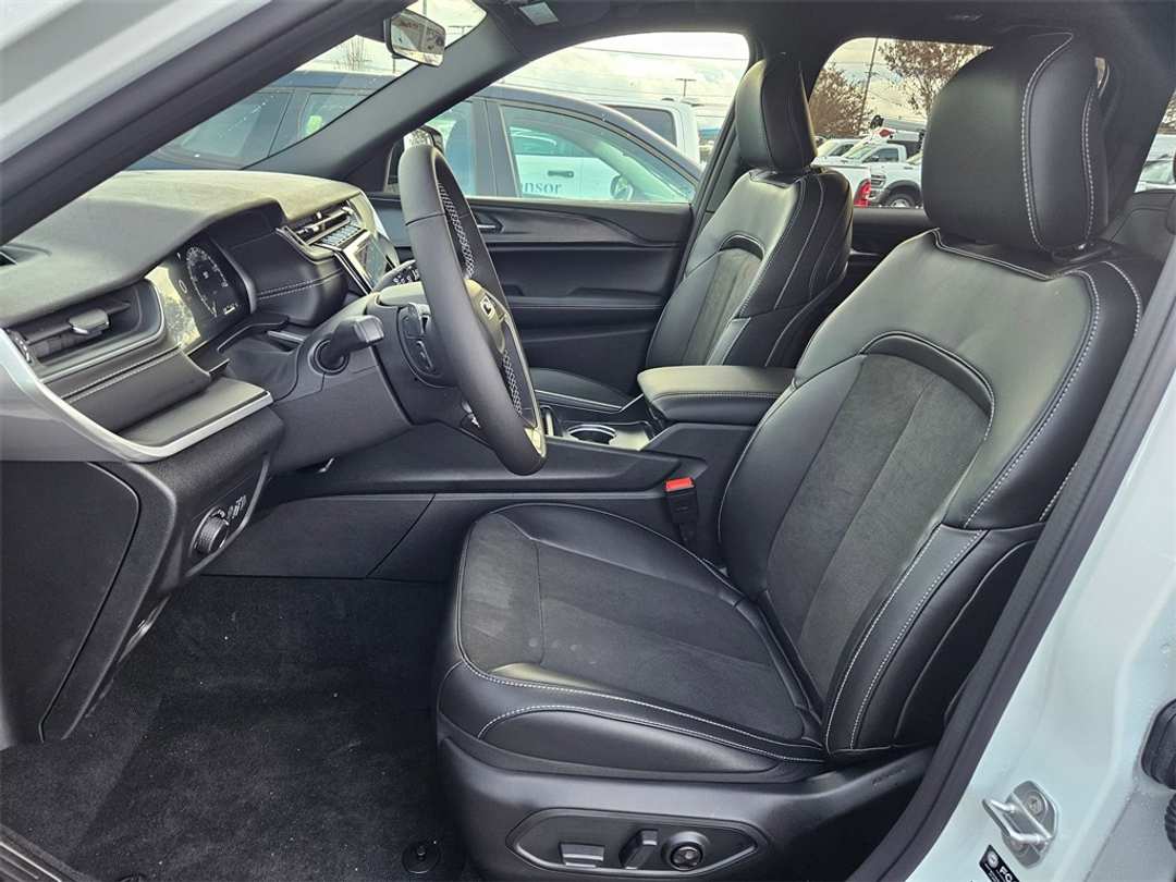 2025 Jeep Grand Cherokee Altitude X - Image 14