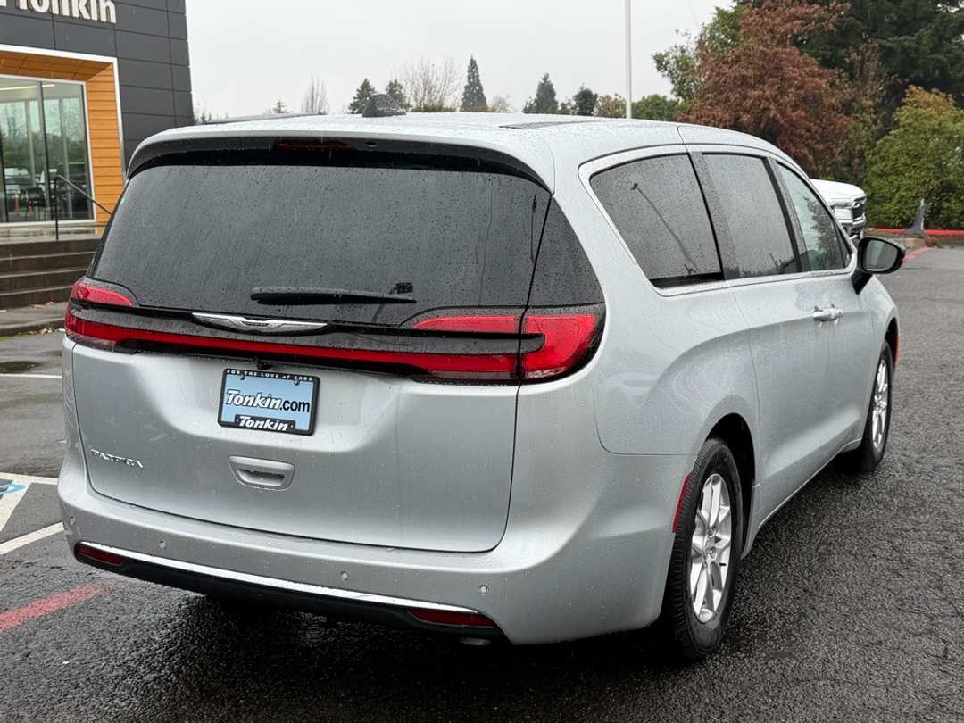 2026 Chrysler Pacifica Select - Image 8