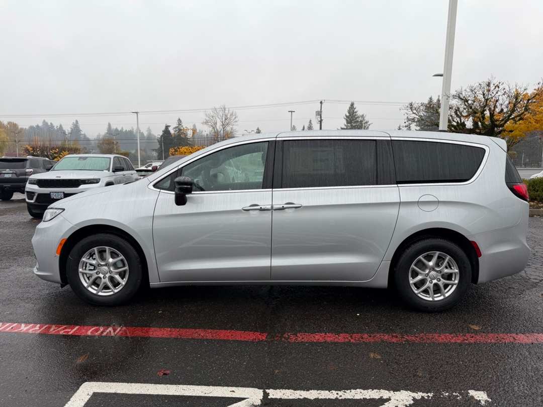 2026 Chrysler Pacifica Select - Image 5