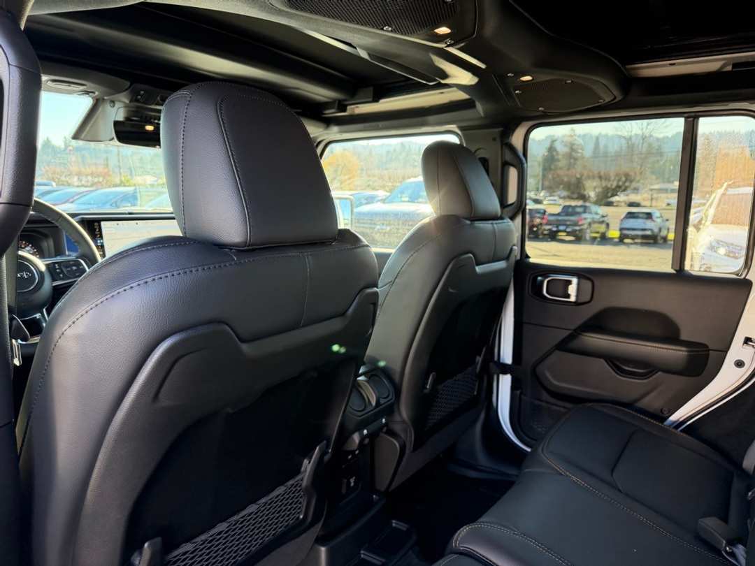 2026 Jeep Wrangler Sahara - Image 29