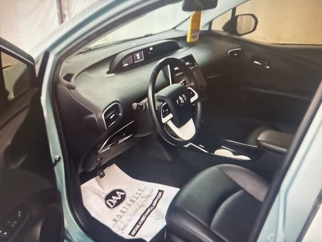 2017 Toyota Prius Three Touring - Image 5