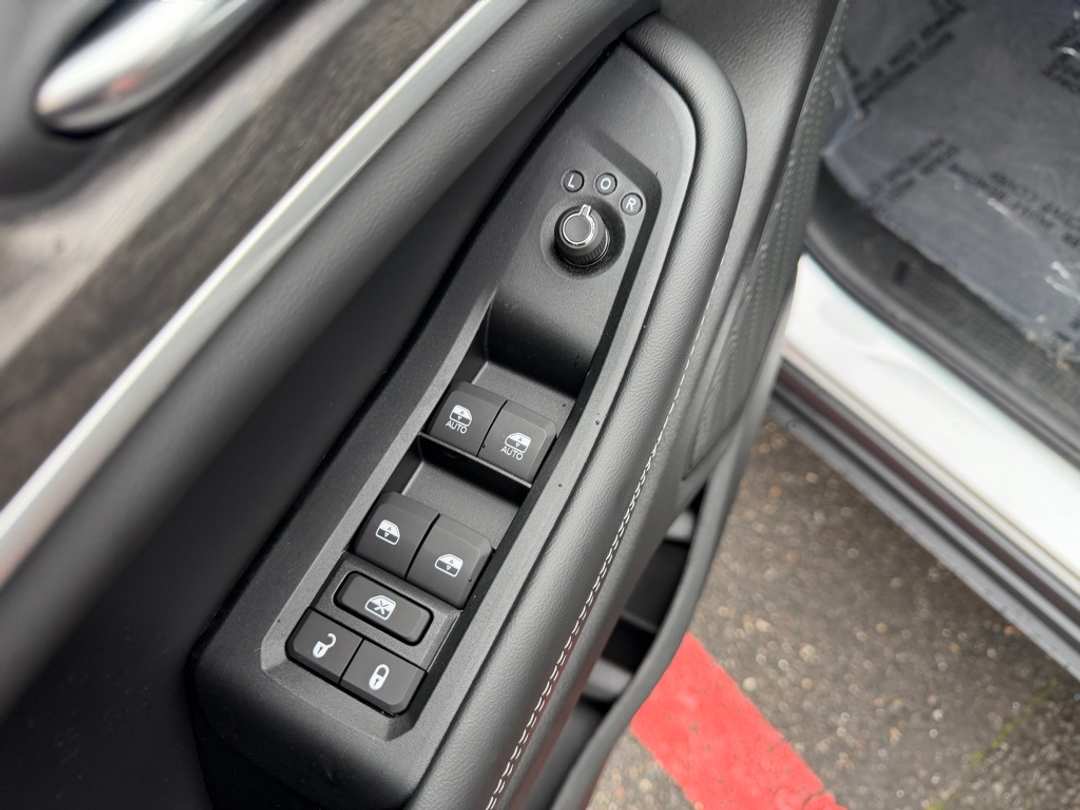 2025 Jeep Grand Cherokee Limited - Image 14