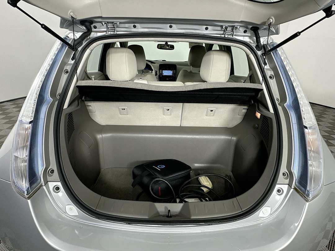 2011 Nissan LEAF SL - Image 25