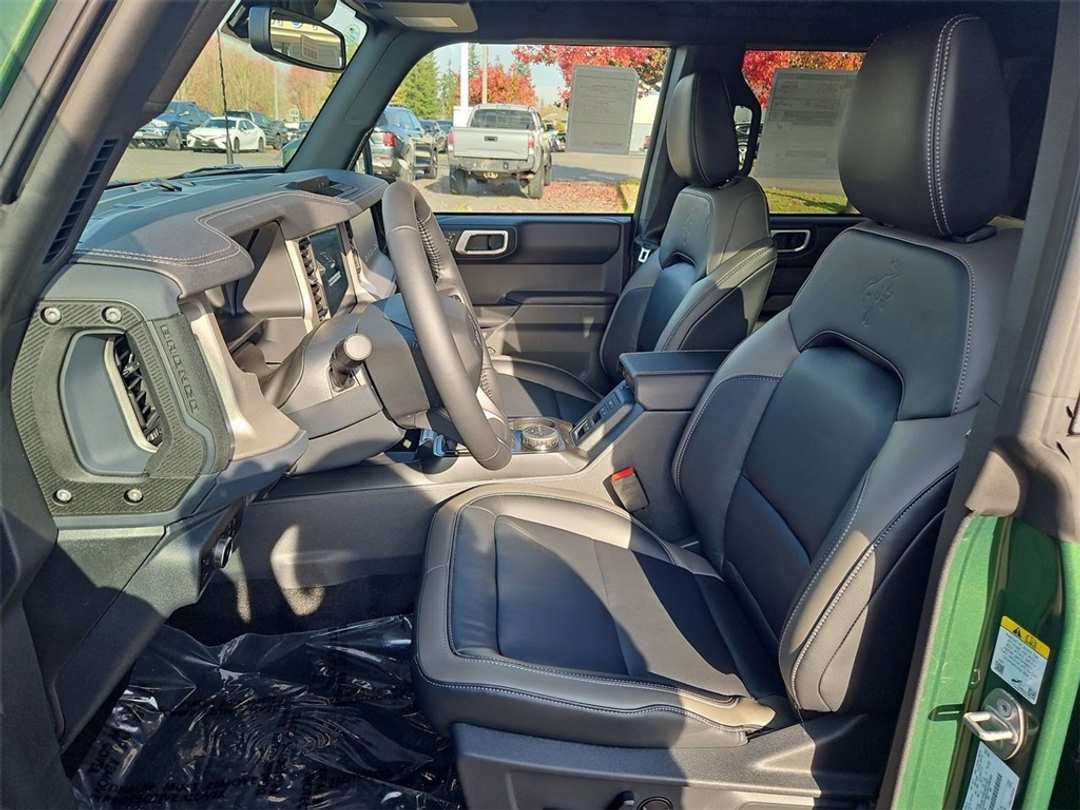 2025 Ford Bronco Outer Banks - Image 13