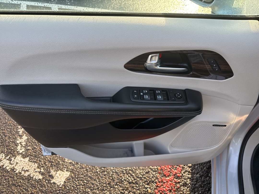 2022 Chrysler Pacifica Limited - Image 11