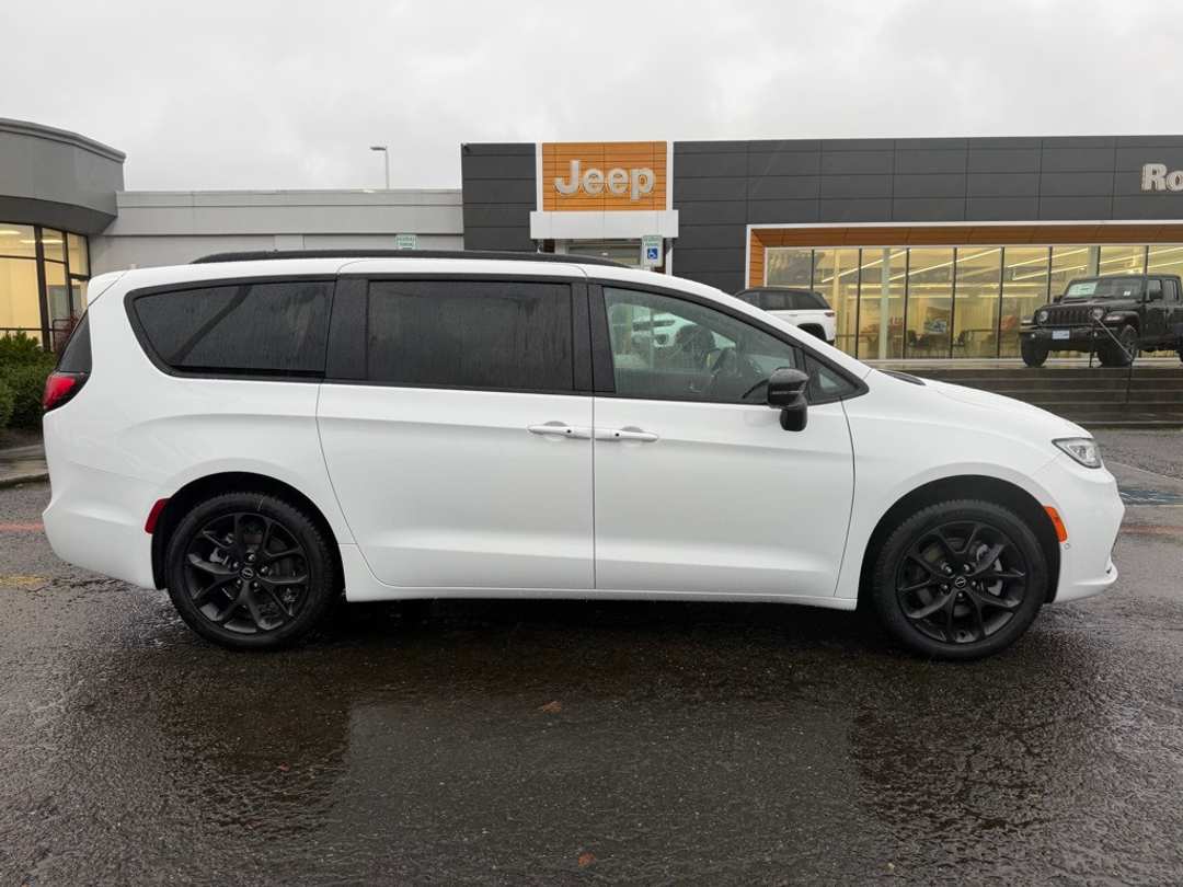 2026 Chrysler Pacifica Select - Image 9