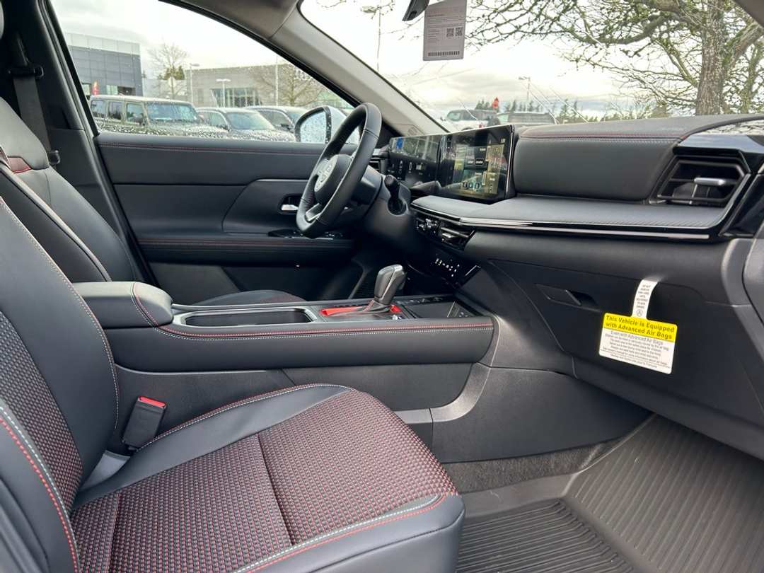 2025 Nissan Kicks SR - Image 25