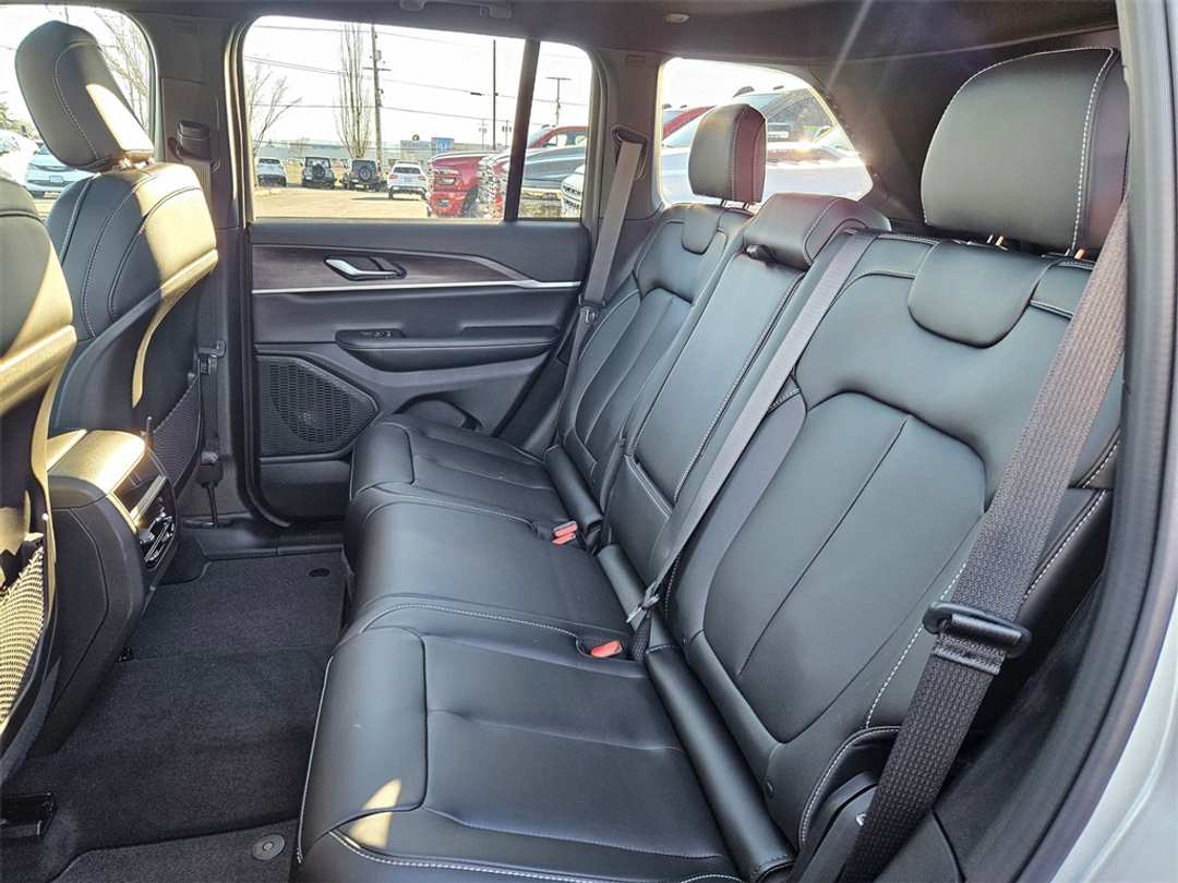 2025 Jeep Grand Cherokee Limited - Image 30