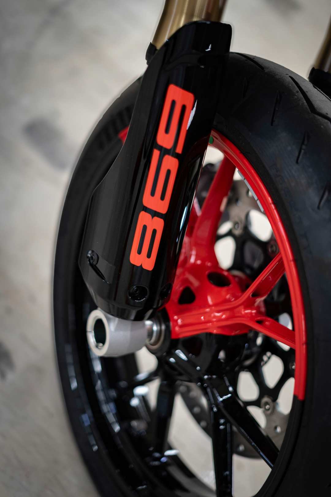 2025 Ducati Hypermotard 698 Mono Rve - Image 4