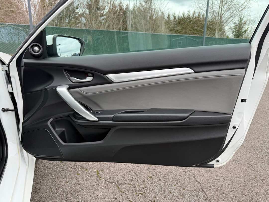 2017 Honda Civic Touring - Image 28