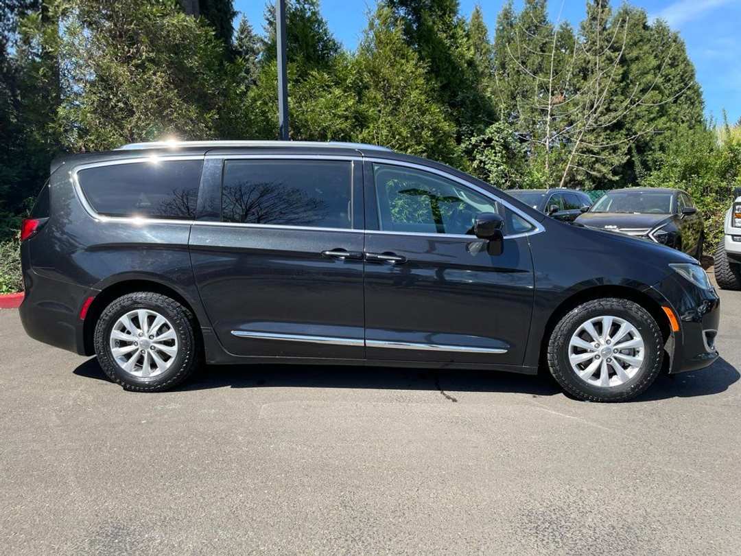 2019 Chrysler Pacifica Touring L - Image 3