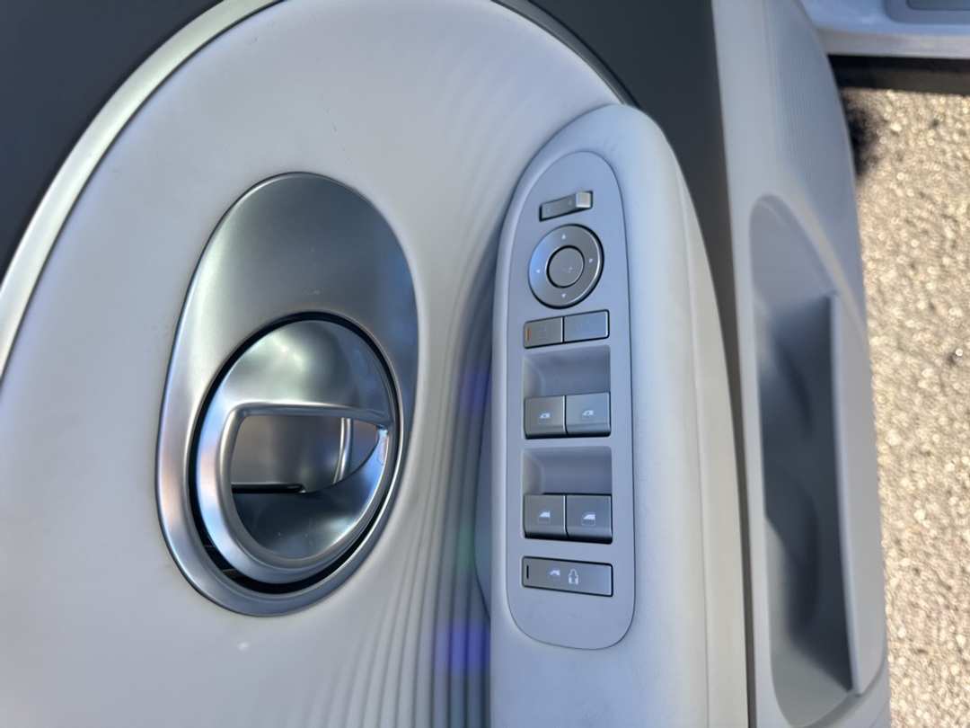 2026 Hyundai Ioniq 9 SEL - Image 16