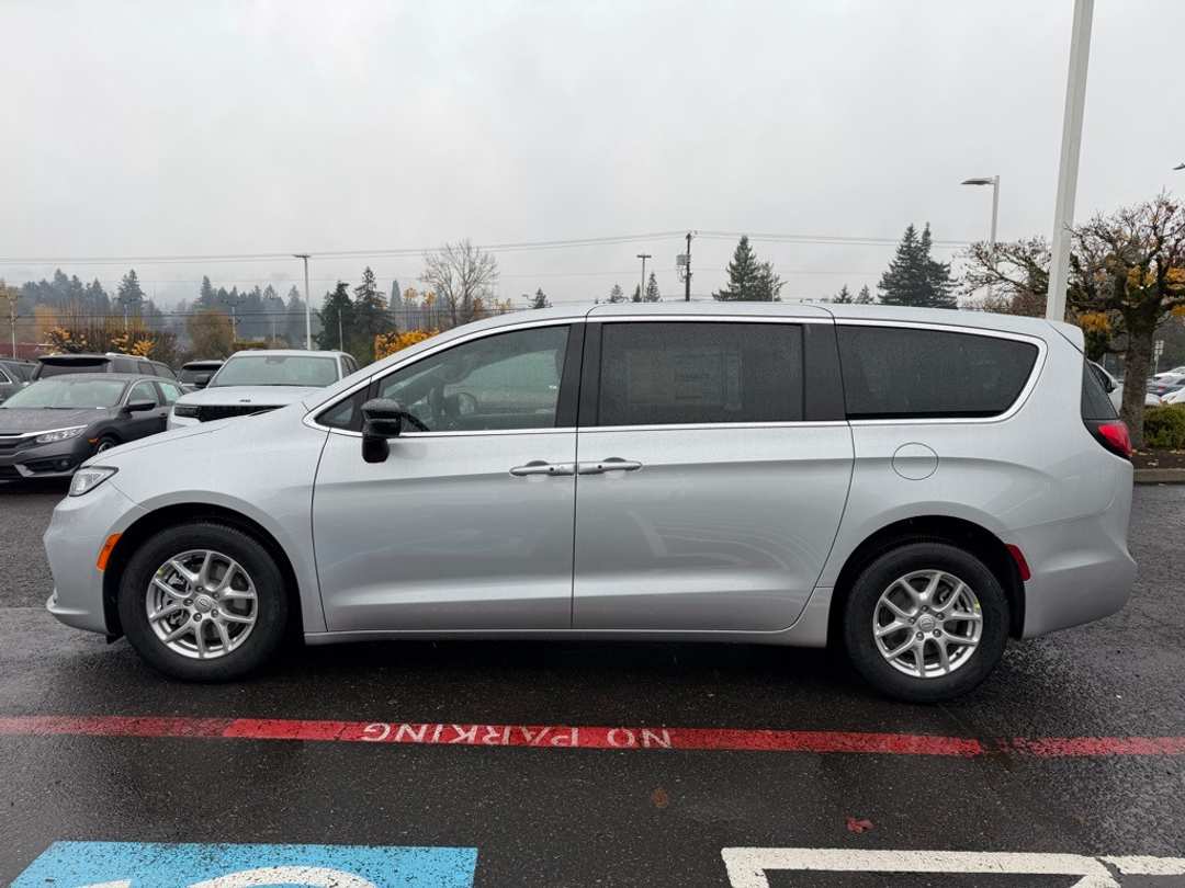 2026 Chrysler Pacifica Select - Image 5