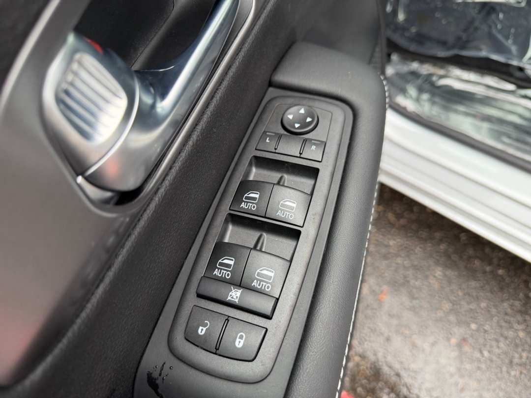 2026 Chrysler Pacifica Select - Image 13