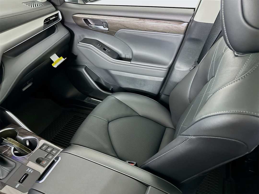 2026 Toyota Highlander Platinum - Image 25