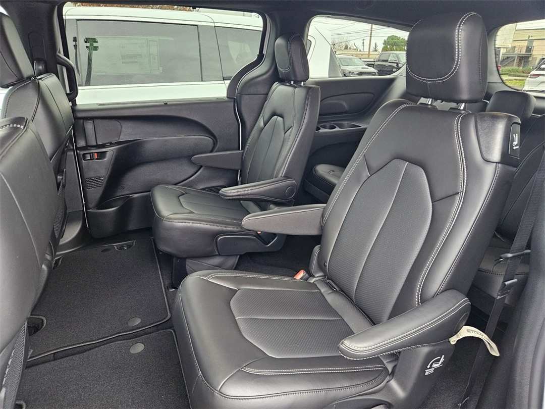 2026 Chrysler Pacifica Select - Image 27