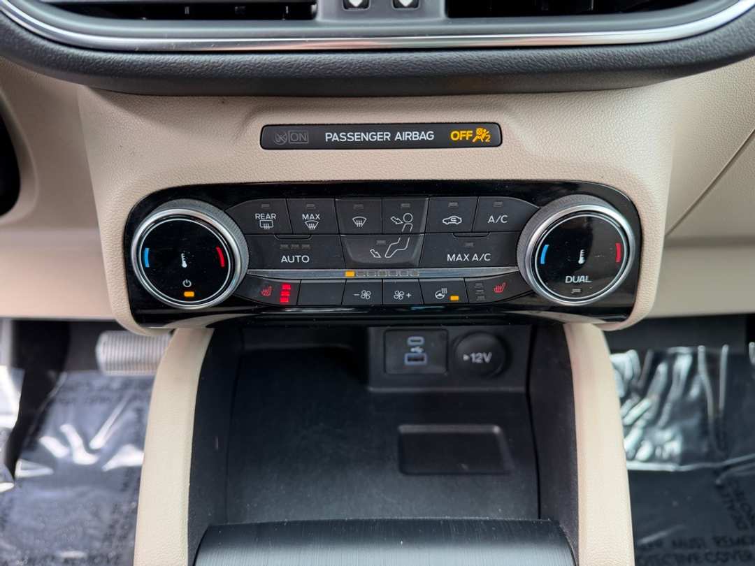 2022 Ford Escape Titanium - Image 23
