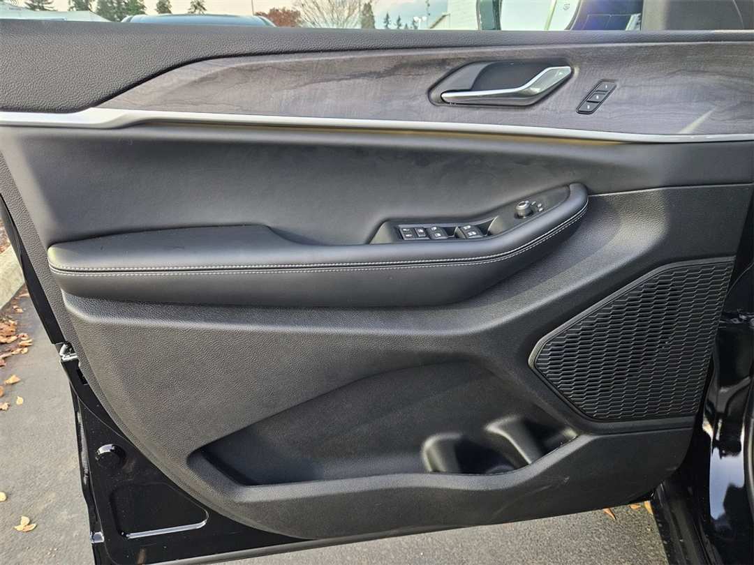 2025 Jeep Grand Cherokee Limited - Image 10