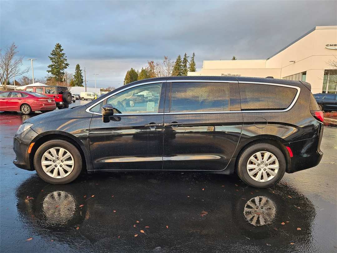 2021 Chrysler Voyager L - Image 3
