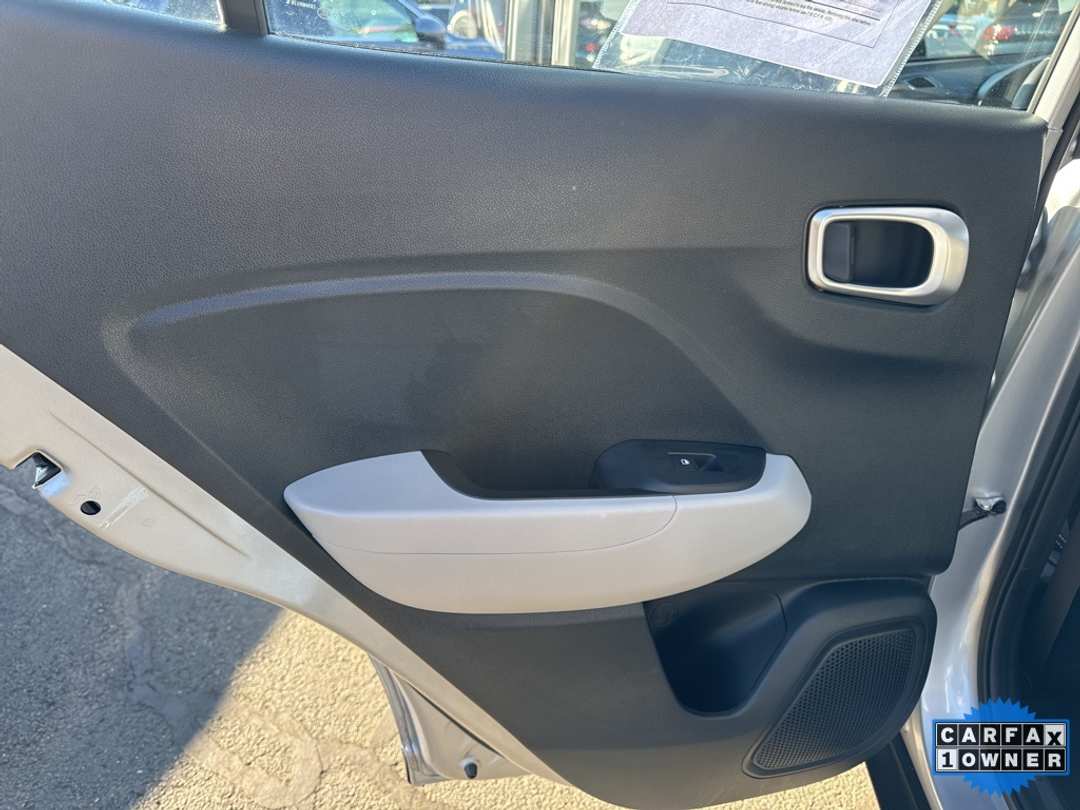 2025 Hyundai Venue SEL - Image 30