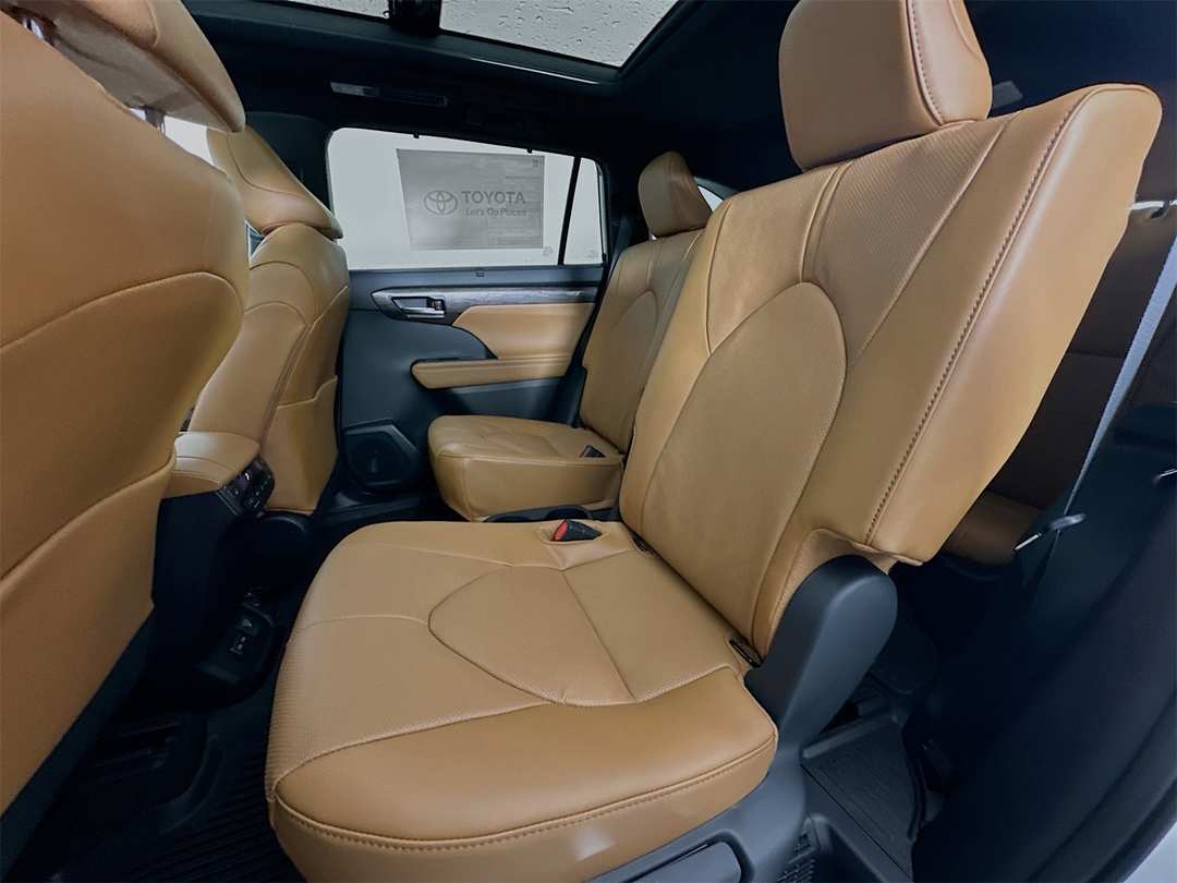 2026 Toyota Highlander Platinum - Image 26