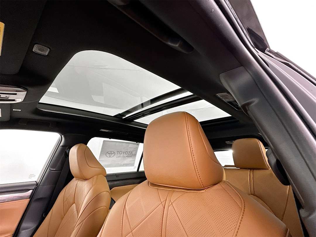 2026 Toyota Highlander Platinum - Image 23
