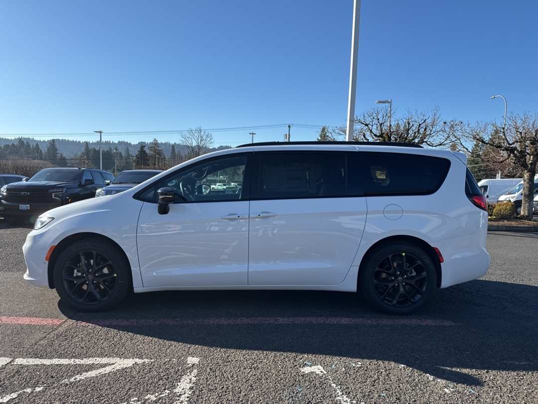 2026 Chrysler Pacifica Select - Image 4