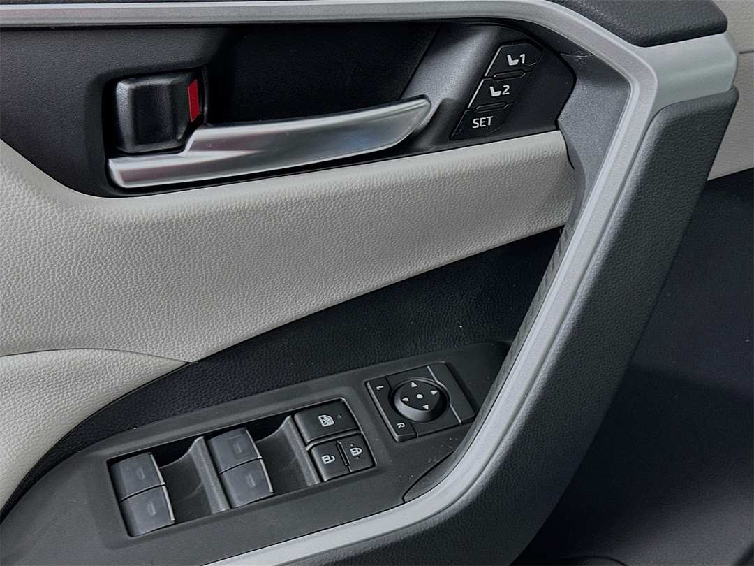 2025 Toyota Rav4 XLE Premium - Image 18