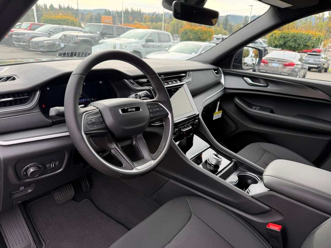 2025 Jeep Grand Cherokee L Laredo - Image 15