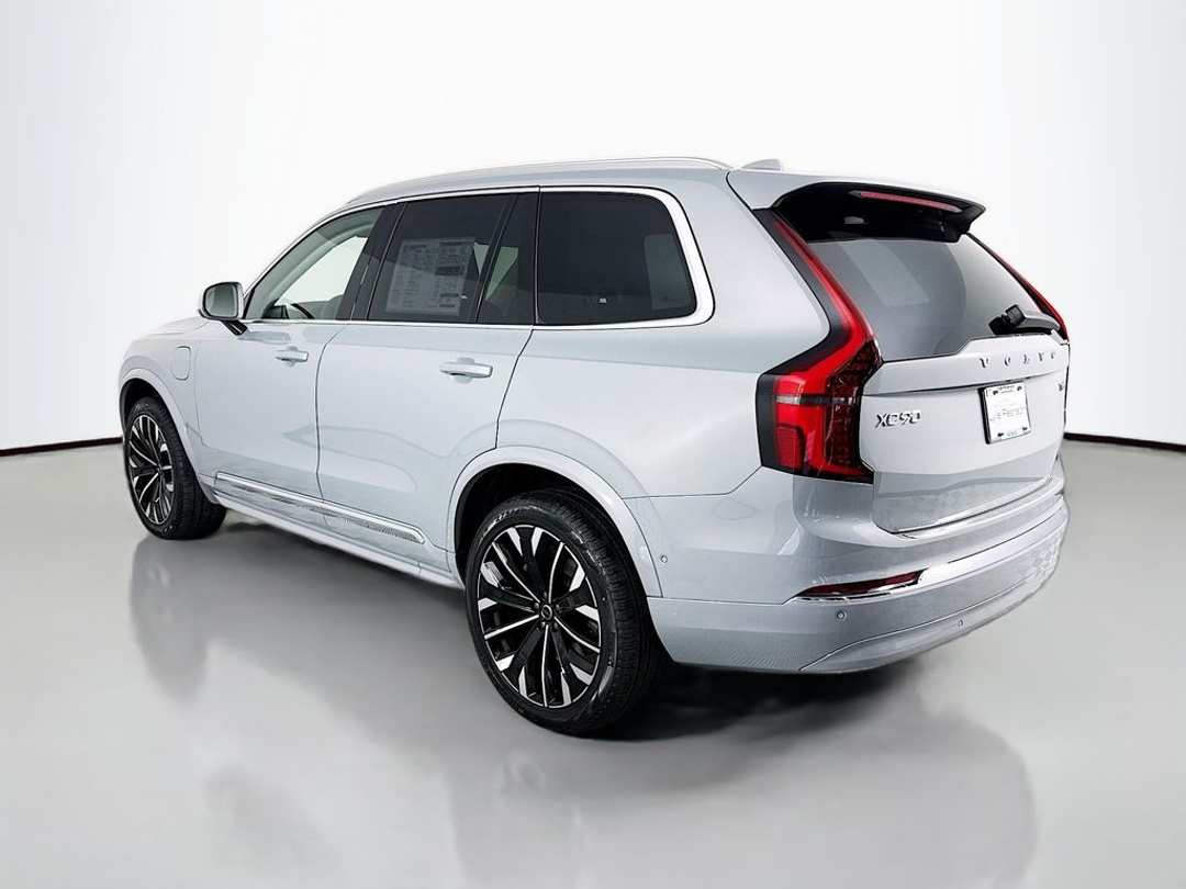 2026 Volvo Xc90 T8 Plus - Image 3