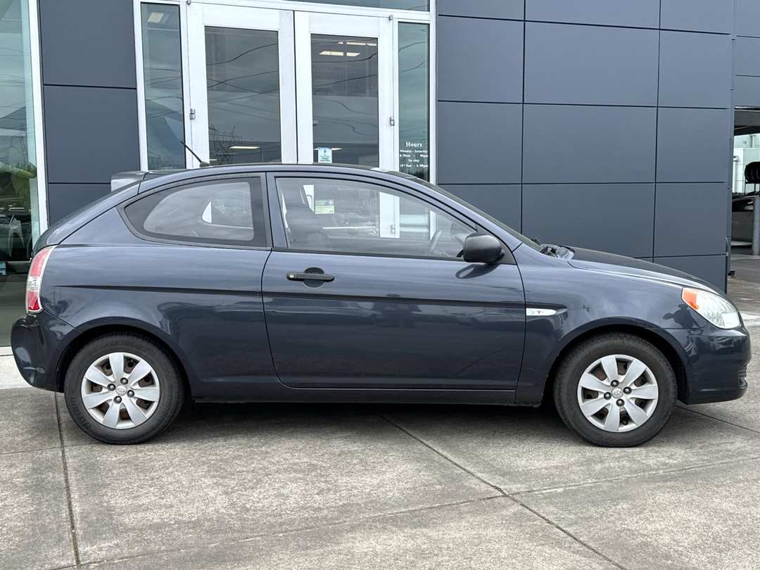2010 Hyundai Accent Blue - Image 2