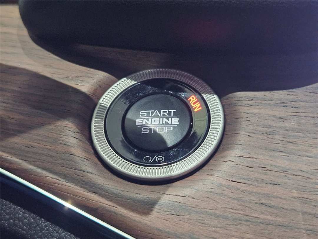 2025 Jeep Grand Cherokee Summit - Image 17