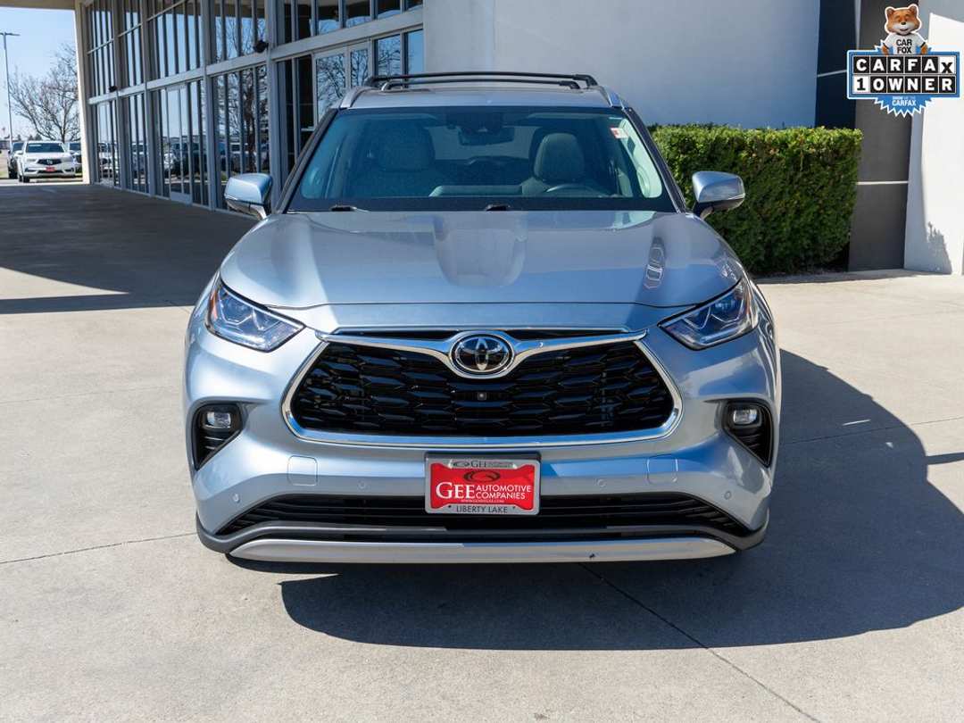 2024 Toyota Highlander Platinum - Image 2