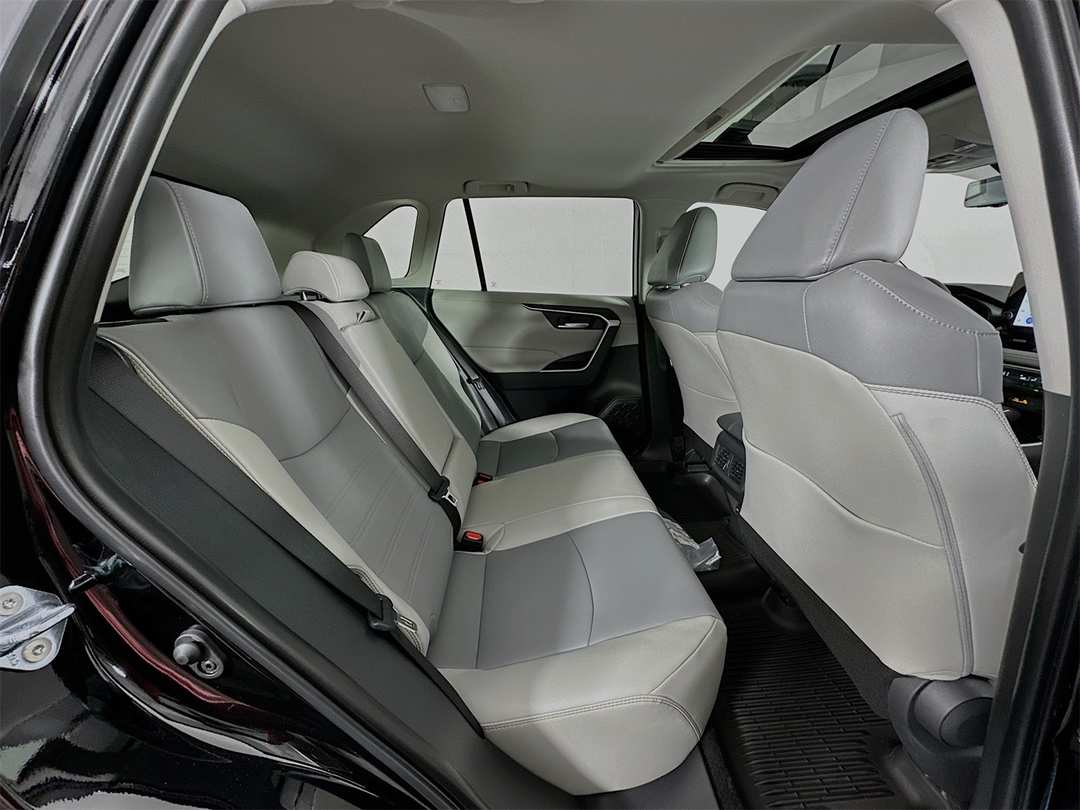 2025 Toyota Rav4 XLE Premium - Image 29