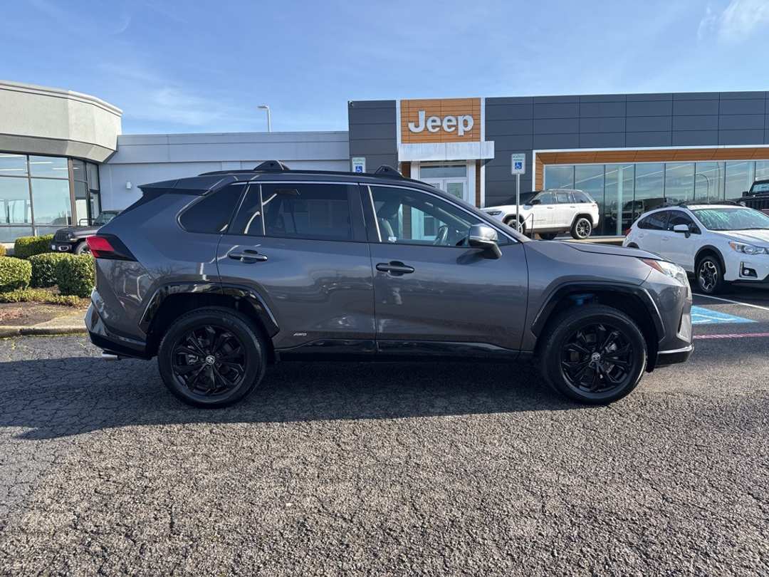 2022 Toyota Rav4 SE - Image 8