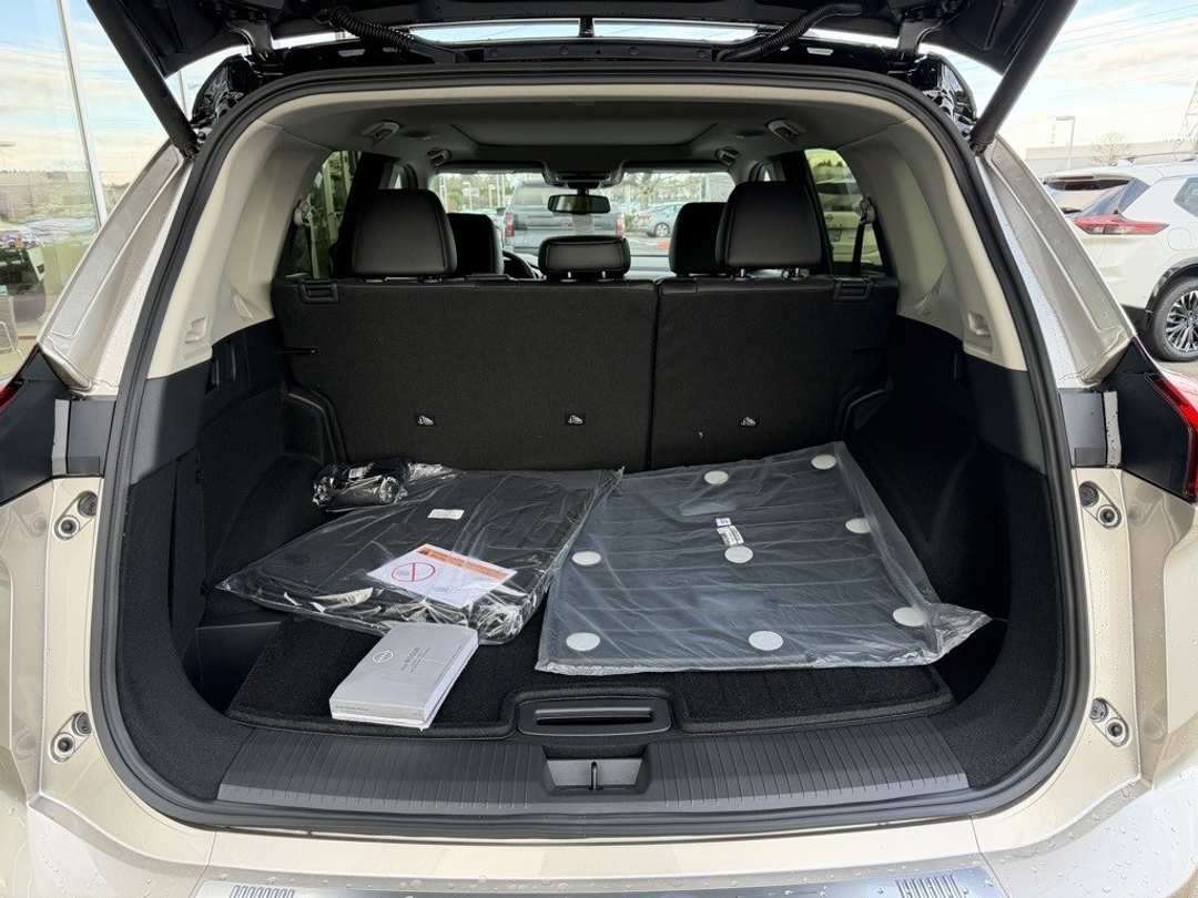 2026 Nissan Rogue Platinum - Image 10