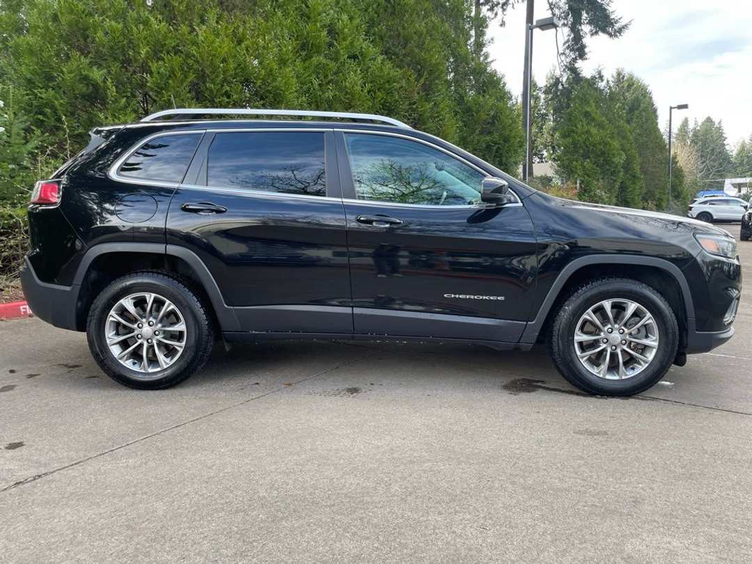 2019 Jeep Cherokee Latitude Plus - Image 3