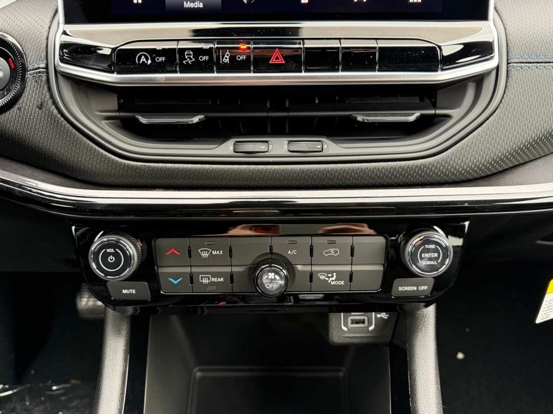 2026 Jeep Compass Latitude - Image 23