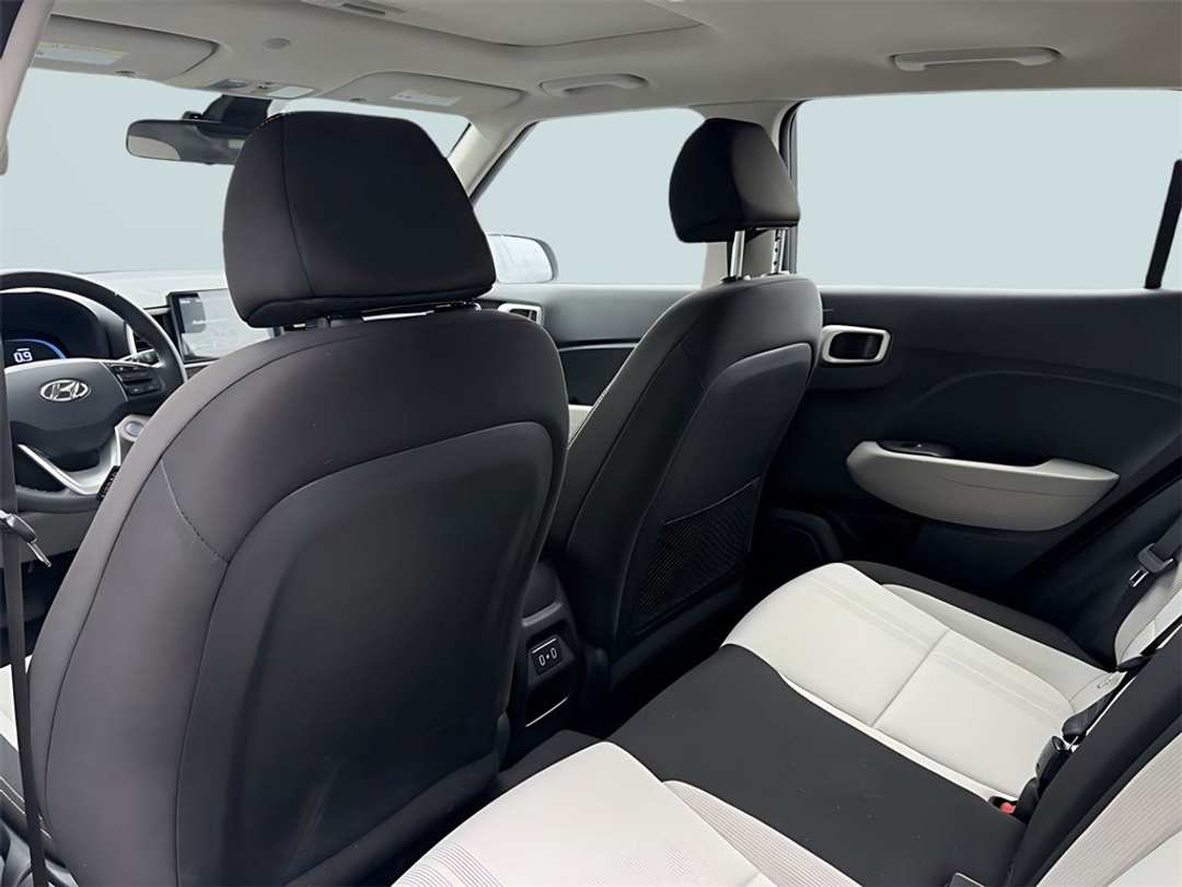 2025 Hyundai Venue SEL - Image 29