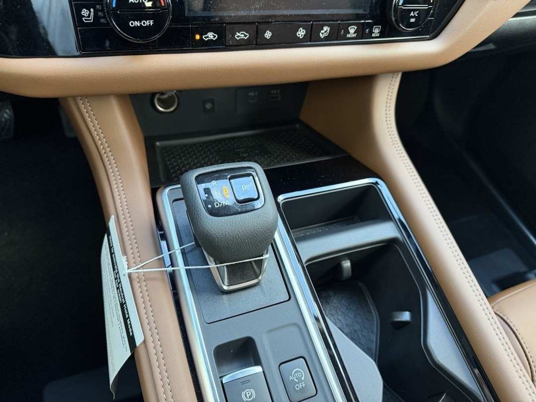 2025 Nissan Pathfinder Platinum - Image 25