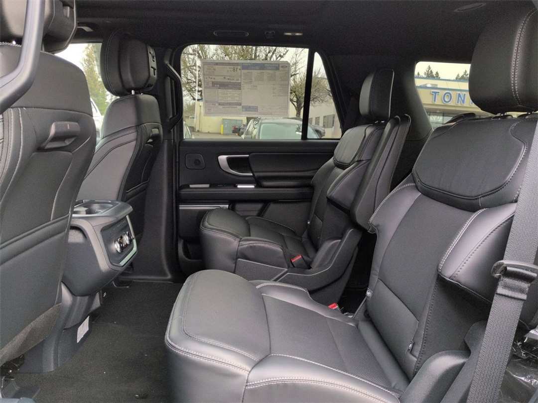 2026 Ford Expedition Platinum - Image 26