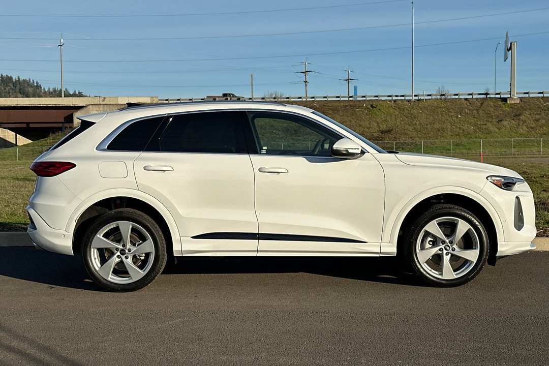 2025 Audi Q5 2.0T Premium Plus - Image 2