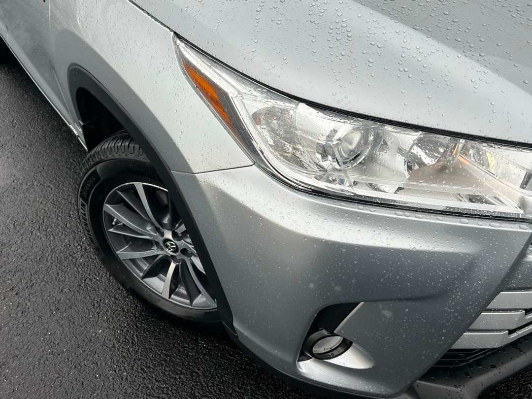 2017 Toyota Highlander XLE - Image 2