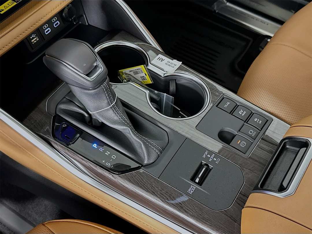 2026 Toyota Highlander Platinum - Image 17