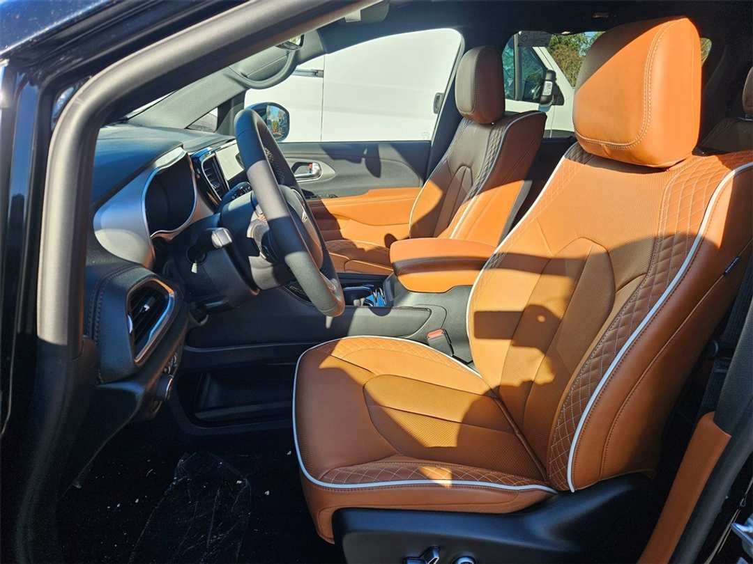 2026 Chrysler Pacifica Pinnacle - Image 14