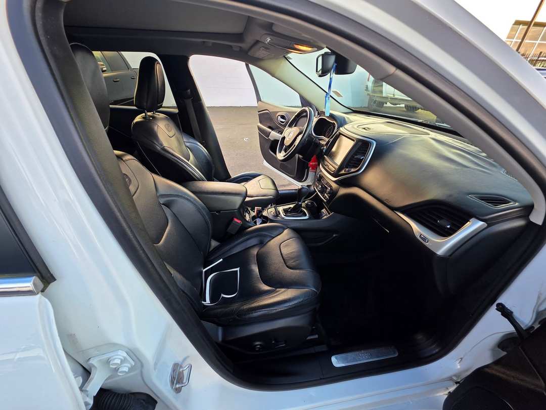 2016 Jeep Cherokee Overland - Image 17