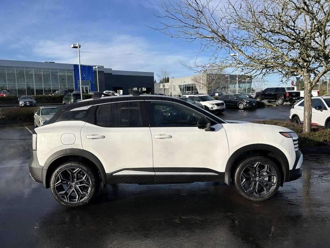 2025 Nissan Kicks SR - Image 4