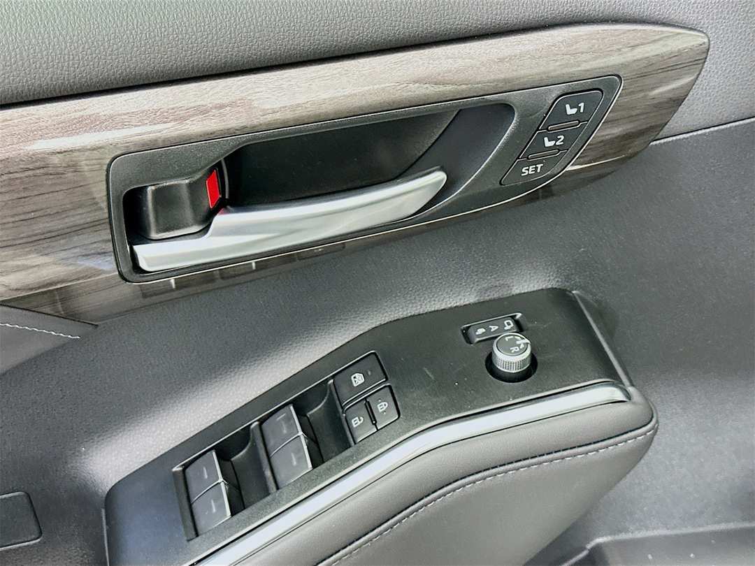 2026 Toyota Highlander Platinum - Image 18