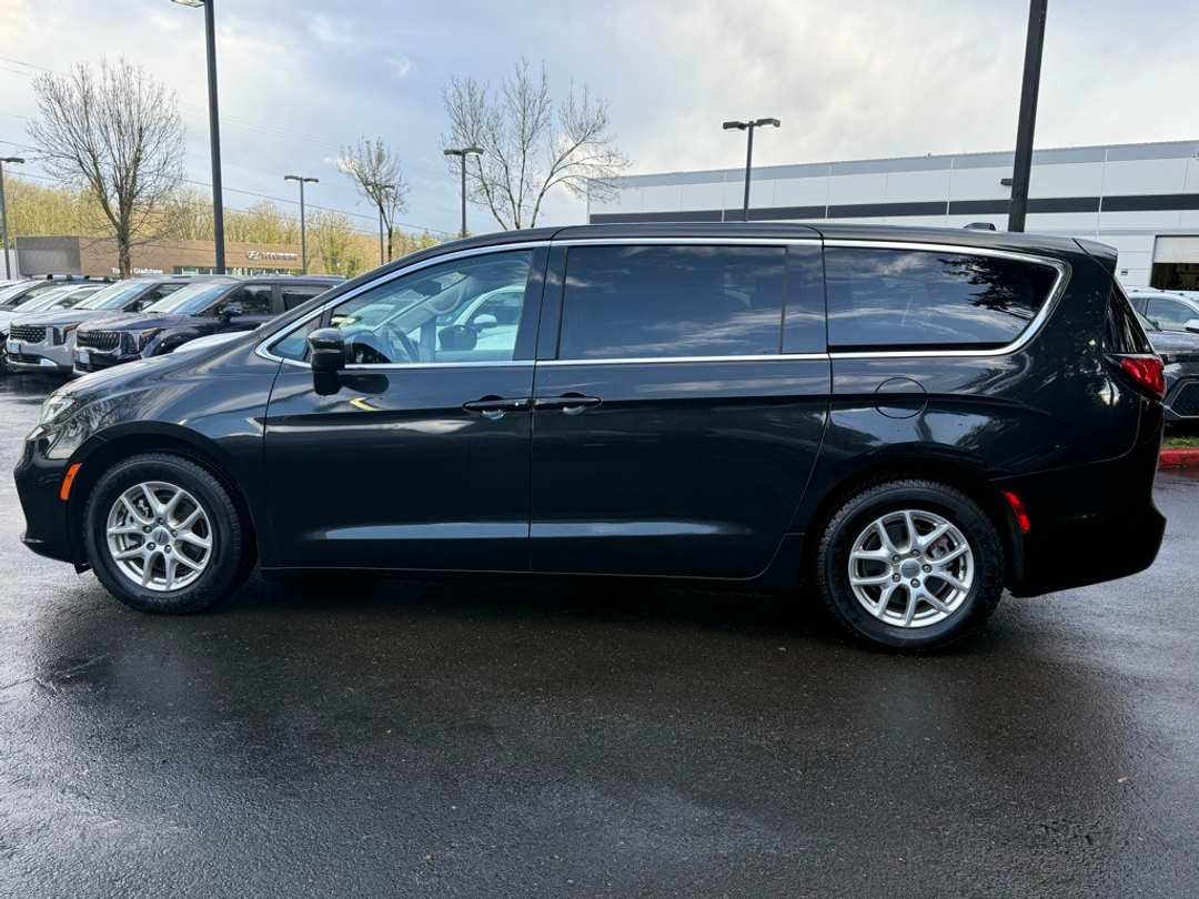 2023 Chrysler Pacifica Touring L - Image 11